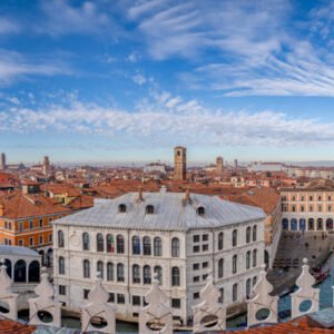 Ein weites Panorama-Wandbild vom Canale Grande in Venedig mit Blick über die Dächer, die Rialtobrücke und den weiten Himmel.
