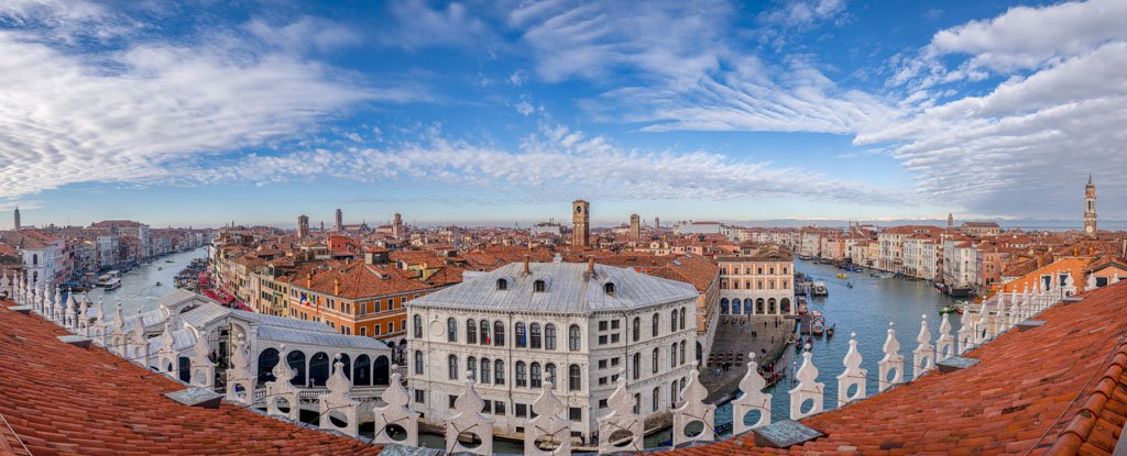 Ein weites Panorama-Wandbild vom Canale Grande in Venedig mit Blick über die Dächer, die Rialtobrücke und den weiten Himmel.
