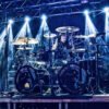 Das Wandbild Drums im Licht zeigt ein Schlagzeug und den Drummer auf der Bühne während einer dynamischen Lichtshow im 3:2 Format.