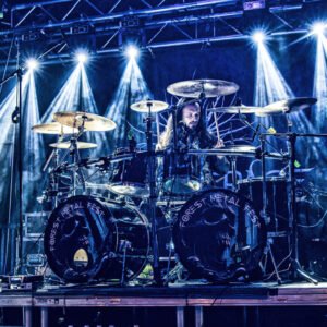 Das Wandbild Drums im Licht zeigt ein Schlagzeug und den Drummer auf der Bühne während einer dynamischen Lichtshow im 3:2 Format.