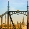 Das Wandbild Von der Neutorbrücke zeigt die stählerne Architektur der Brücke in Ulm mit Blick auf das Ulmer Münster im 3:2 Format.