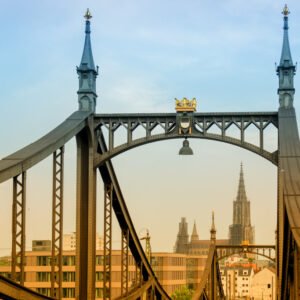 Das Wandbild Von der Neutorbrücke zeigt die stählerne Architektur der Brücke in Ulm mit Blick auf das Ulmer Münster im 3:2 Format.
