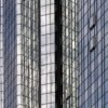 Das Wandbild Spiegelwand zeigt eine detailreiche Nahaufnahme einer modernen Glasfassade mit komplexen Spiegelungen im 3:2 Format.