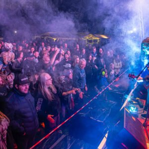Das Wandbild Tungsten Crowd zeigt die Band Tungsten live auf der Bühne und die davor feiernde Menge beim Forest Metal Fest im 3:2 Format.