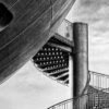 Das Wandbild Ufo zeigt eine abstrakte Schwarz-Weiß-Aufnahme einer futuristischen Wendeltreppe und einer kugelartigen Architektur im 3:2 Format.