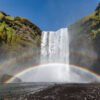 Das Wandbild Skogafoss zeigt den beeindruckenden isländischen Wasserfall vor grünen Klippen im Format 3:2.