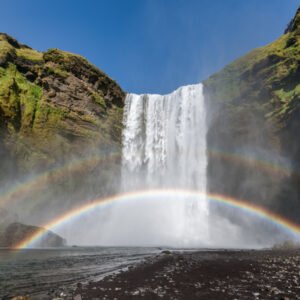 Das Wandbild Skogafoss zeigt den beeindruckenden isländischen Wasserfall vor grünen Klippen im Format 3:2.