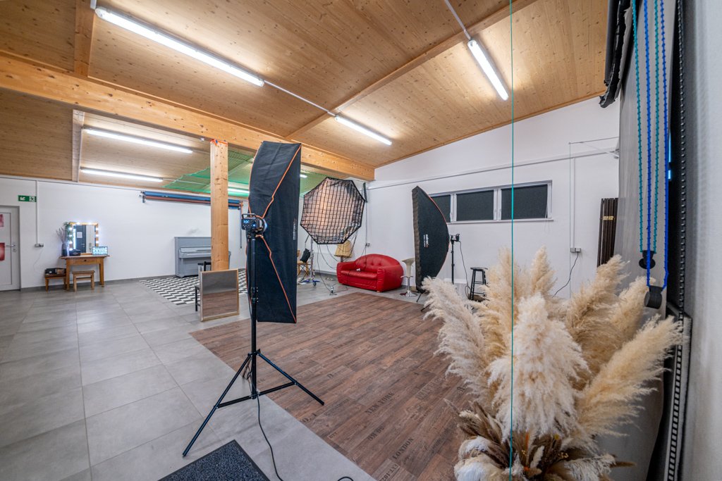 Voll ausgestattetes Fotostudio in Kaufbeuren-Neugablonz mit Blitzanlage, Striplights, rotem Sofa und Klavier.