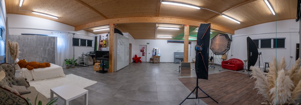 Professionell eingerichtetes Fotostudio in Kaufbeuren-Neugablonz mit Blitzanlage und Hintergründen zur Miete und Studio-Beteiligung für Mobile