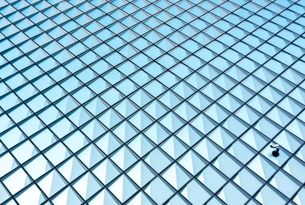 Camera Wall – Minimalistische geometrische Darstellung als Praxisbild für modern gestaltete Empfangsbereiche.