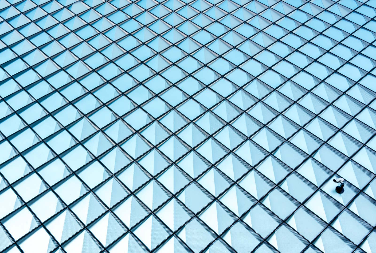 Camera Wall – Minimalistische geometrische Darstellung als Praxisbild für modern gestaltete Empfangsbereiche.