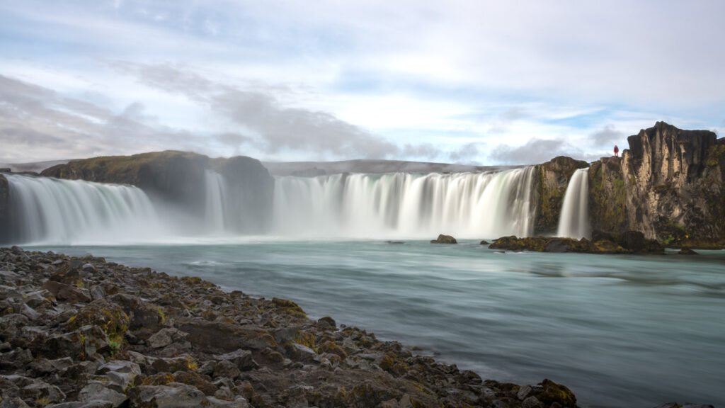 Godafoss Landschaftsfotografie auf Island: Langzeitbelichtung des Wasserfalls von der Seite.