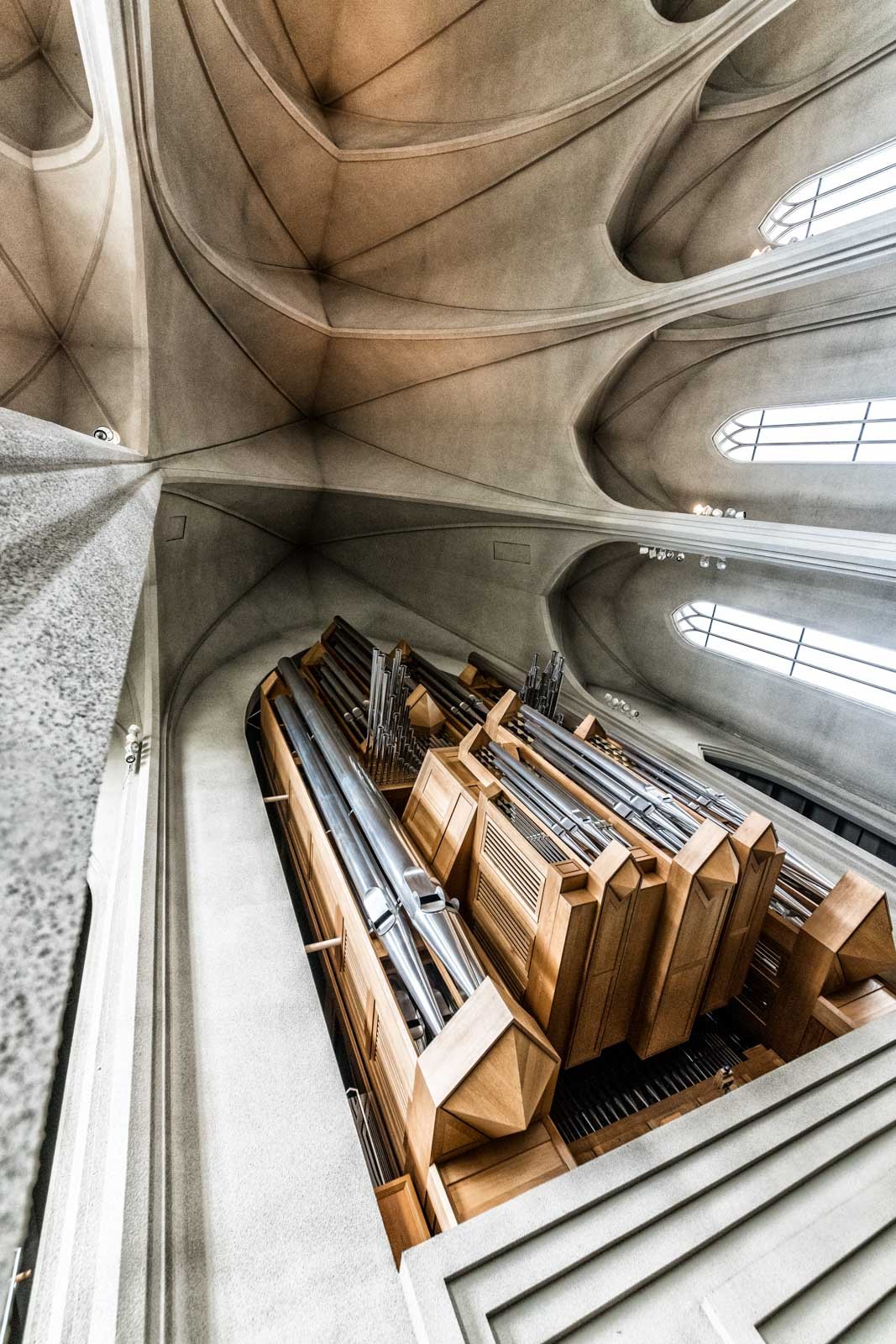 Blick nach oben auf die beeindruckende Orgel und die Gewölbedecke der Hallgrímskirkja in Reykjavík.