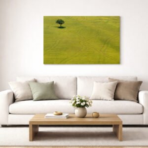 Lonely Tree Das Wandbild "Lonely Tree" in einem hellen, freundlichen Wohnzimmer als natürlicher Akzent.