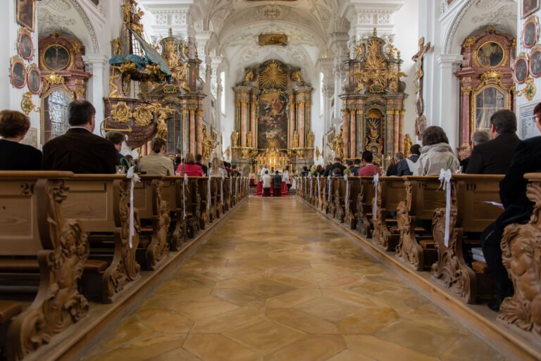 Hochzeitsfotografie in der Klosterkirche Irsee bei Kaufbeuren: Eine feierliche Trauung im Barock-Ambiente, eingefangen von Fotograf Roland Seichter.