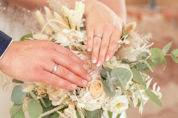 Die Ringe und der Brautstrauß zur Hochzeit in Kaufbeuren.