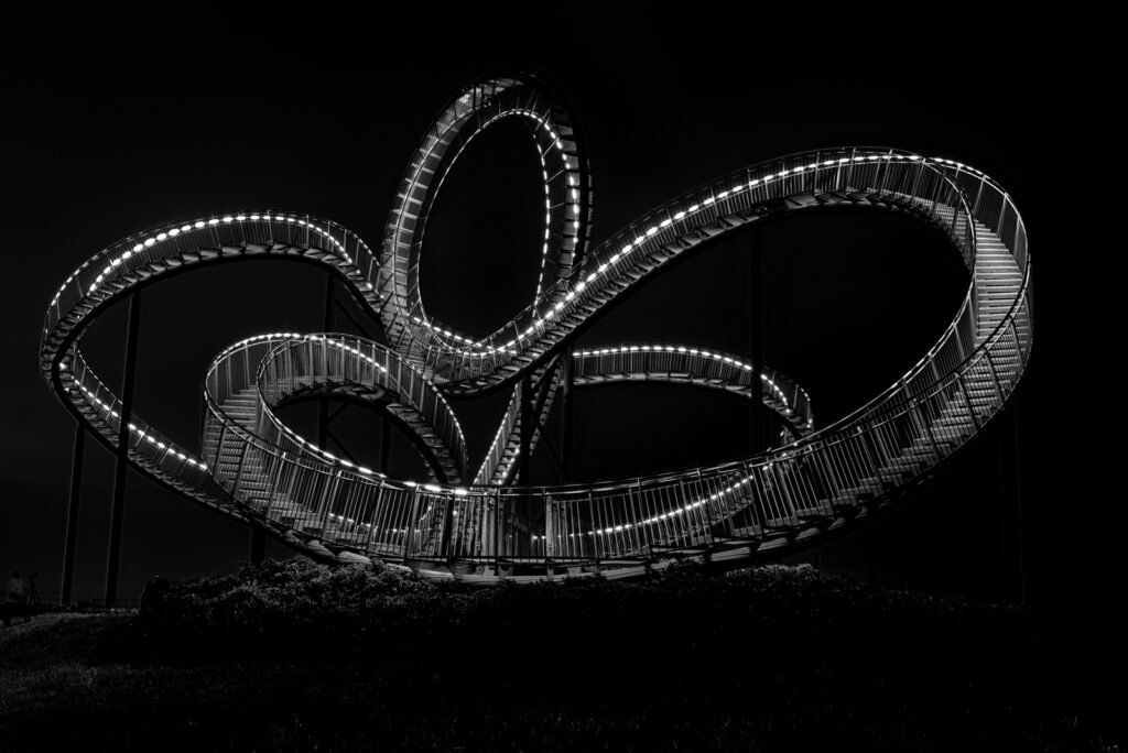 Nachtaufnahme des begehbaren Kunstwerks Tiger and Turtle in Duisburg.