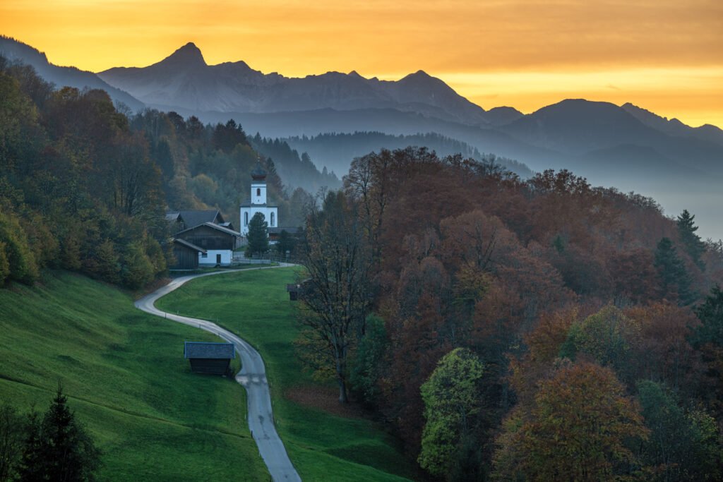 Landschaftsfotografie einer Kapelle bei Garmisch im Abendlicht: Perfekte Dynamik durch Belichtungsreihe von Roland Seichter.