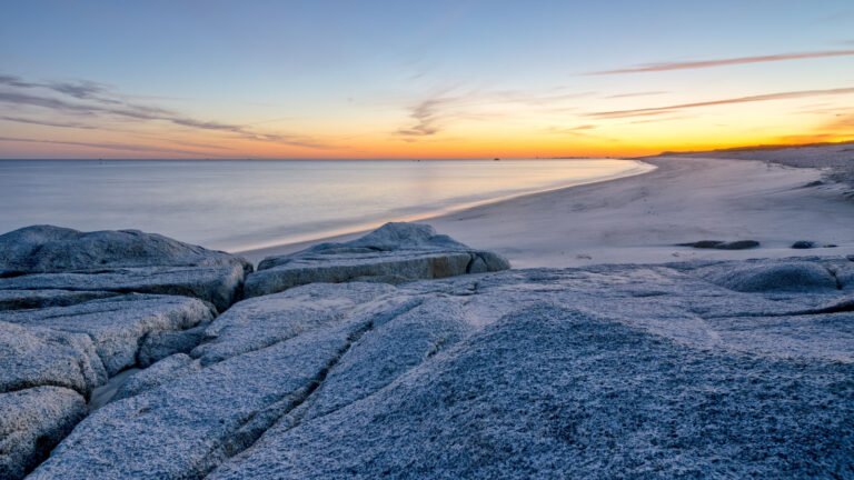 Granitfelsen am Meer mit diagonaler Linienführung bei Abendlicht – Fotografie von Roland Seichter.