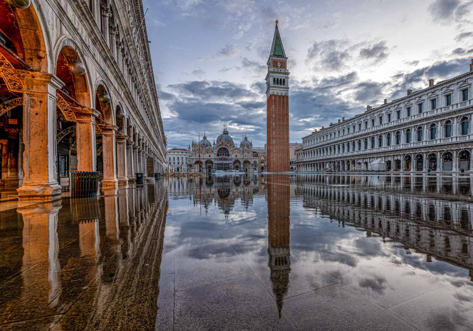 Markusplatz in Venedig bei Acqua Alta mit perfekter Spiegelung des Campanile und Markusdoms.