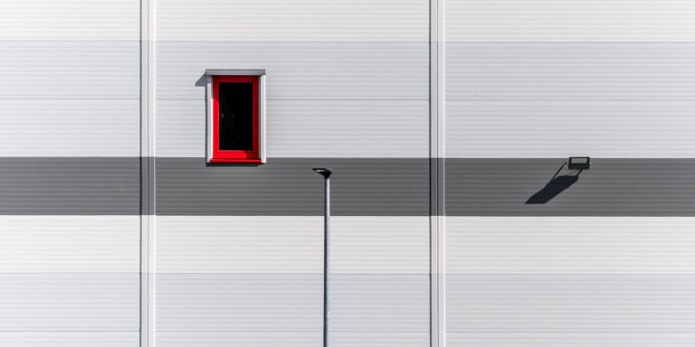 Minimalistische Architekturfotografie Door to Nowhere von Roland Seichter – exklusives Wandbild für moderne Raumgestaltung in Praxen und Büros.