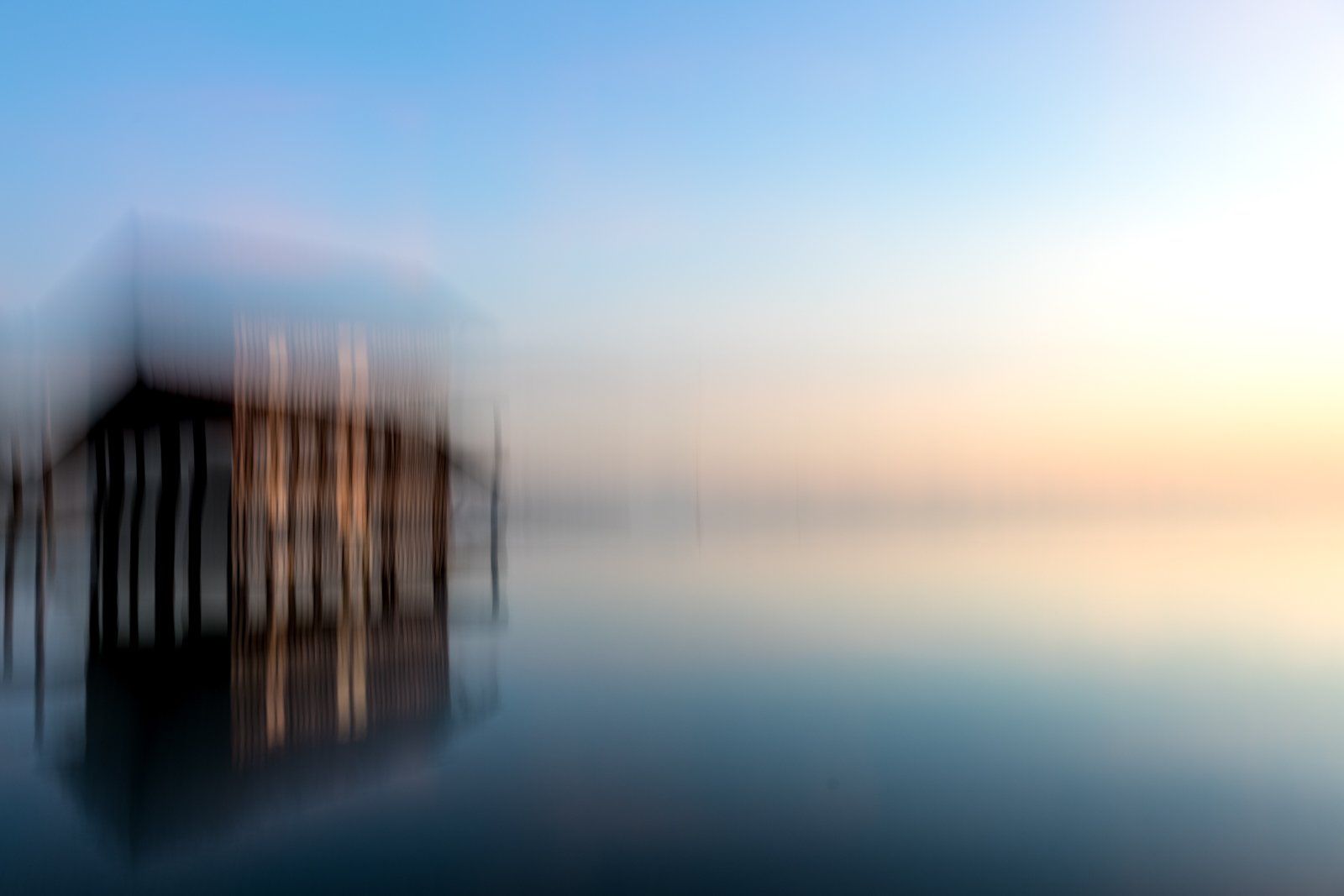 House in The Lake – Abstrakte minimalistische Fotografie durch bewusste Verwacklung für moderne Kunstsammler.