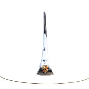 Minimalistische des Porsche 356 Emblems auf einer weißen Motorhaube.