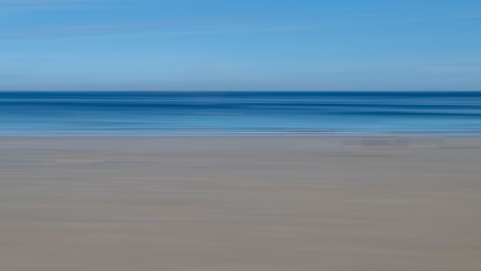 Horizontal verwischte Strandfotografie im Minimalismus-Stil – abstraktes Wandbild für moderne Inneneinrichtung.