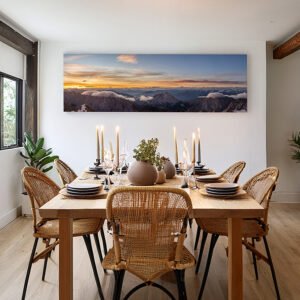 Das 3:1 Panorama-Wandbild „Morgenblick“ der Zugspitze als Dekoration über einem Esstisch in einem modern eingerichteten Esszimmer.