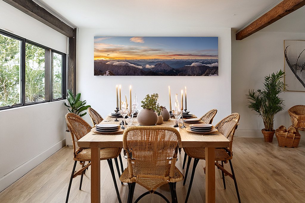 Das 3:1 Panorama-Wandbild „Morgenblick“ der Zugspitze als Dekoration über einem Esstisch in einem modern eingerichteten Esszimmer.