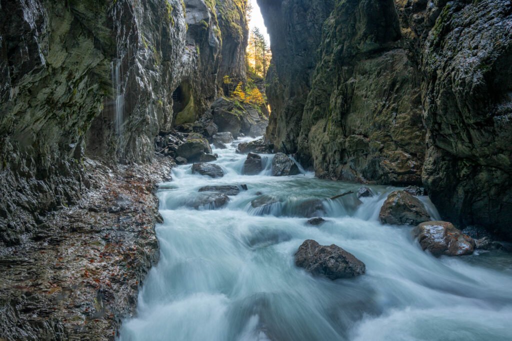 Landschaftsfotografie der Partnachklamm: Tosendes Wasser in der Schlucht bei Langzeitbelichtung.
