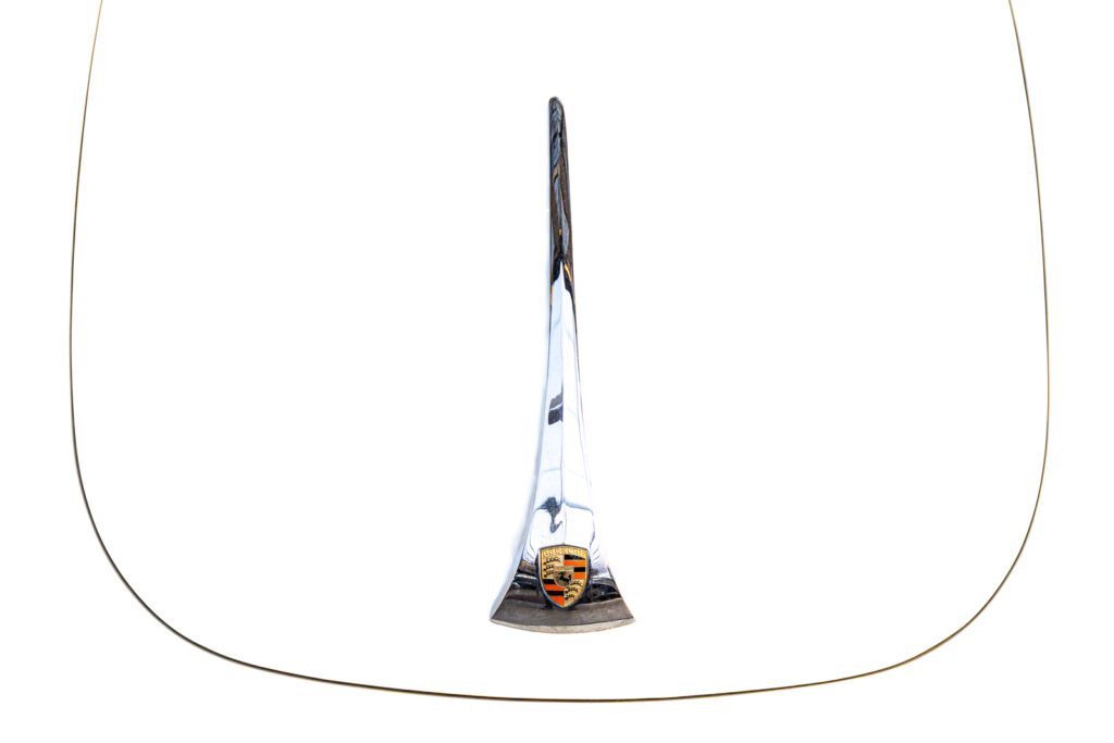 Frontklappe eines Porsche 356 minimalistisch verfremdet – exklusive Oldtimer-Fotokunst für Büros.