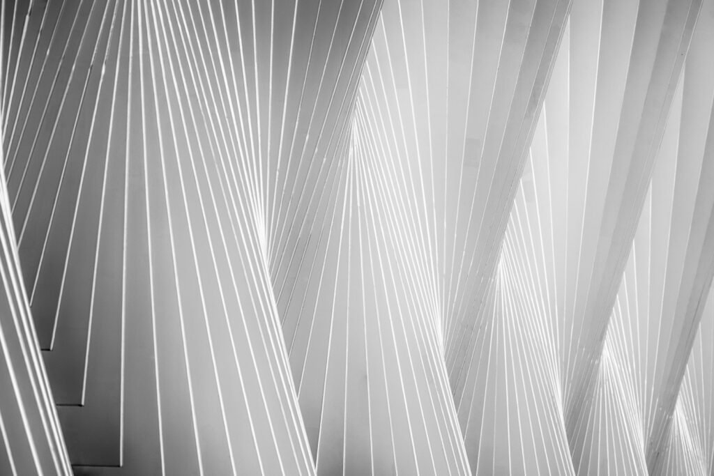 Abstrakte Detailaufnahme der weißen Streben der Fassade des Bahnhofs in Reggio Emilia.