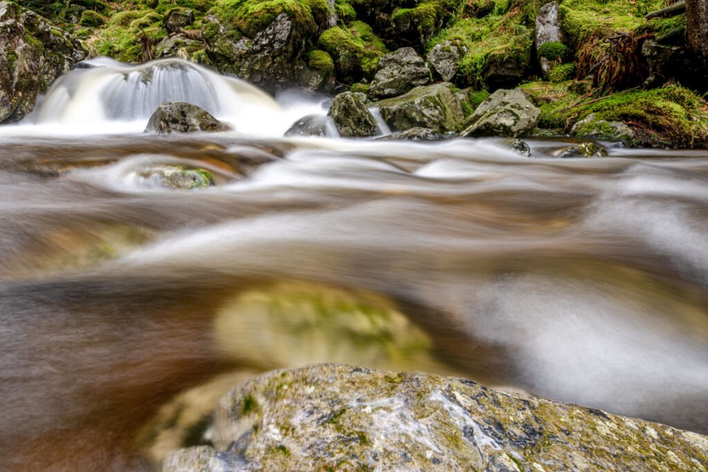 Landschaftsfotografie im Bayrischen Wald: Riesloch Wasserfall im Detail mit weichem Wasserlauf.