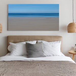 Das Wandbild "The Beach" in einem gemütlich eingerichteten Schlafzimmer zur Schaffung einer beruhigenden und entspannten Stimmung.