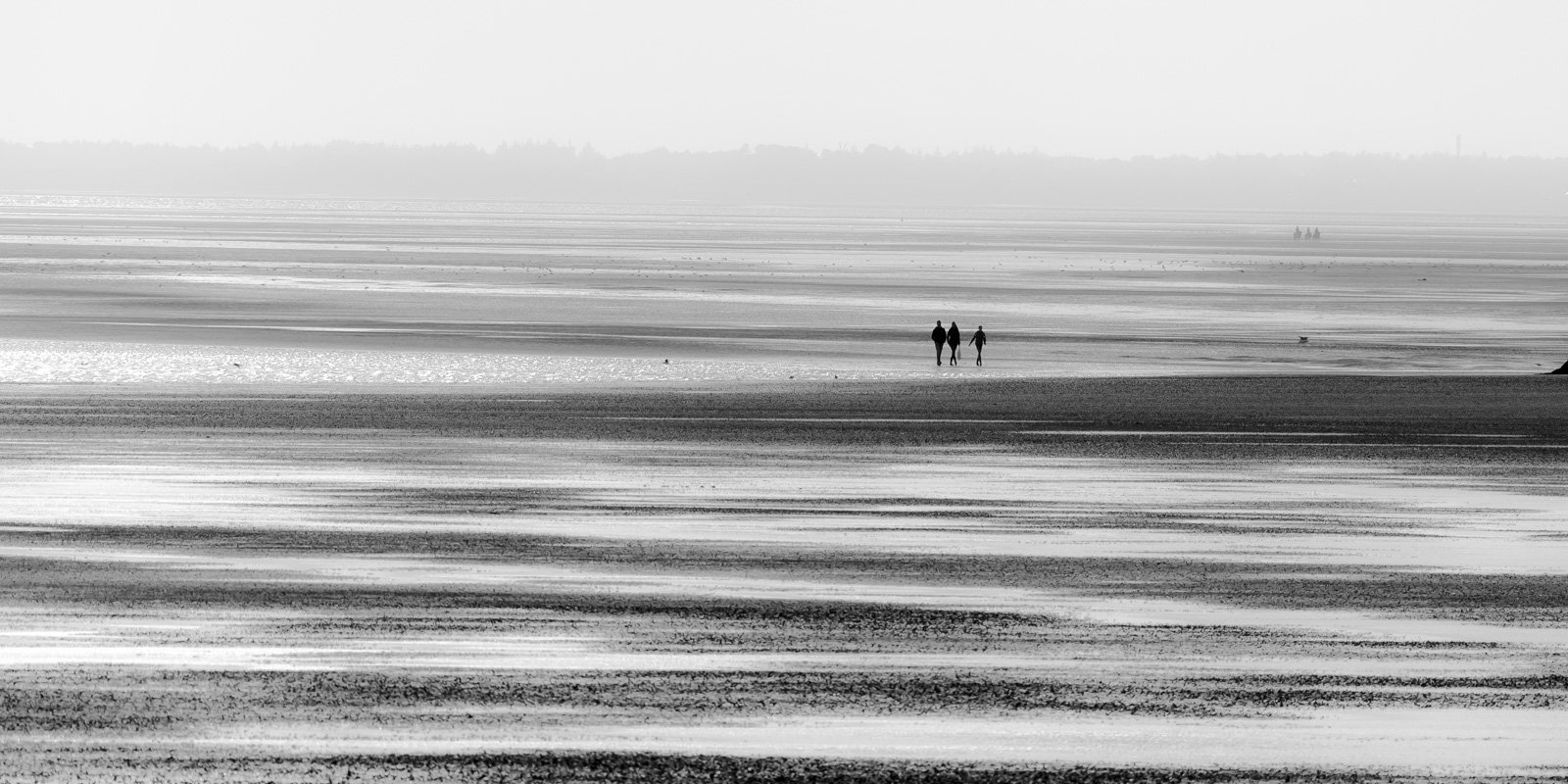Schwarz-Weiß-Minimalismus Ruhig bei Ebbe – Zeitlose Meeresfotografie als Leinwandbild für Büroräume.