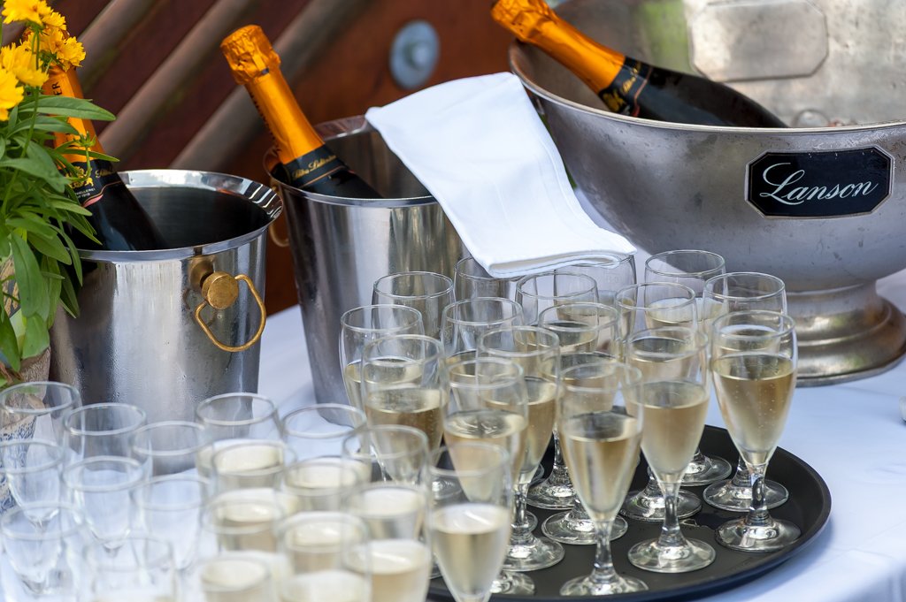 Moderner Hochzeitsfotograf Kaufbeuren Sektbar.