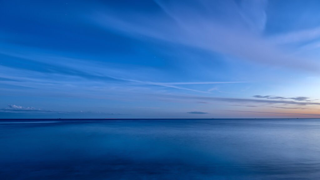 Blauer Sonnenuntergang – Minimalistische Fotografie des Abendhimmels für eine tiefe, beruhigende Raumwirkung.