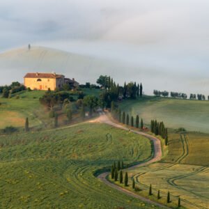 Das Wandbild Agriturismo A Terrapille zeigt ein Landgut in der Toskana im Nebel bei Sonnenaufgang im Format 2:1.