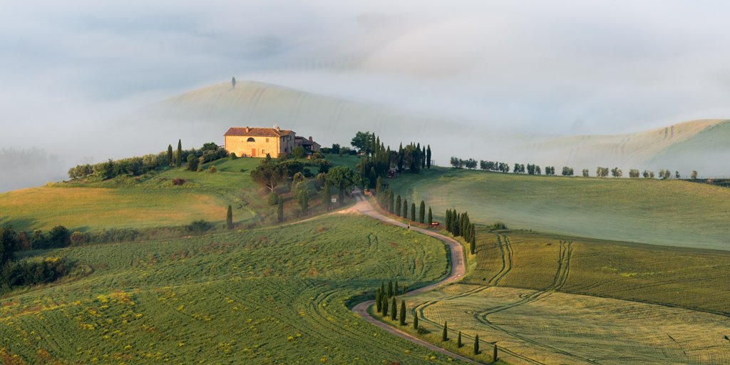 Das Wandbild Agriturismo A Terrapille zeigt ein Landgut in der Toskana im Nebel bei Sonnenaufgang im Format 2:1.