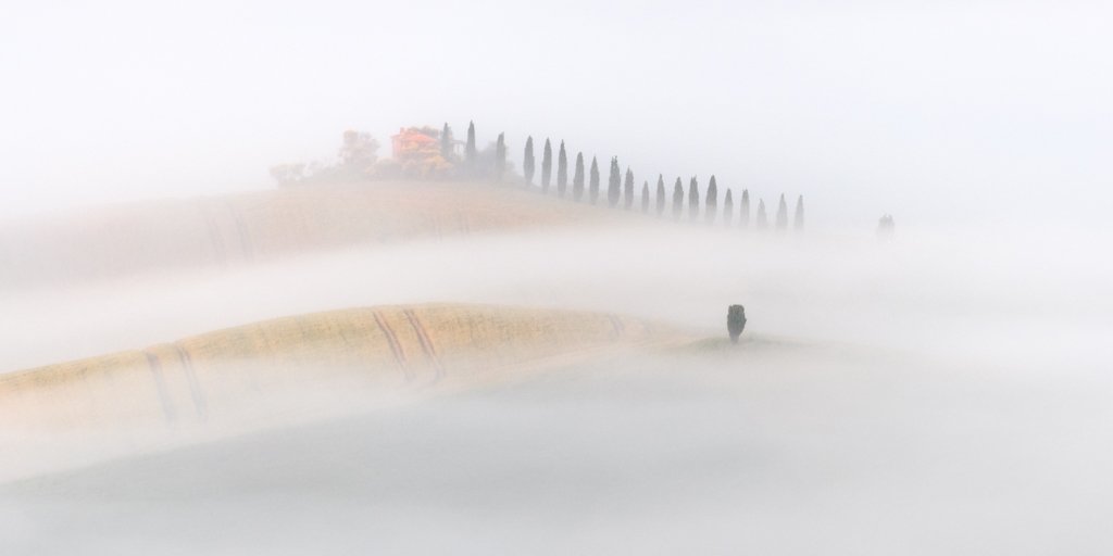 Das Wandbild Toscana nella nebbia zeigt ein von dichtem Nebel umhülltes Landgut in der Toskana im Format 2:1.