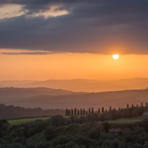 Das Wandbild Tuscan Sunset zeigt die warme Abendsonne über der hügeligen Landschaft der Toskana im Format 2:1.