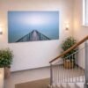 Das Wandbild "To the Light" in einem modernen Treppenhaus als symbolischer Wegweiser und künstlerischer Blickfang.