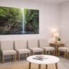 Das Wandbild 25 Fontes als vitalisierender und beruhigender Blickfang im Wartezimmer einer modernen Arztpraxis