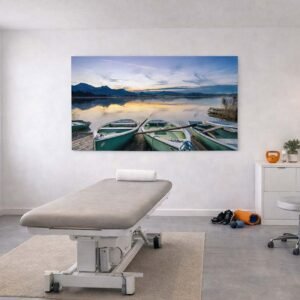 Das Wandbild Abend am Hopfensee im 16:9 Panorama-Format als beruhigendes Gestaltungselement an der Wand eines modernen ärztlichen Behandlungszimmers.