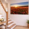 Das Wandbild Abendmohn im 16:9 Panorama-Format setzt einen warmen, einladenden Farbakzent an der Wand eines großzügigen Hausflurs.