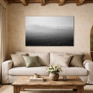 Agriturismo Poggio Covili Das Panorama-Wandbild Agriturismo Poggio Covili im Format 2:1 in einem modern eingerichteten Wohnzimmer für eine zeitlose Ästhetik.