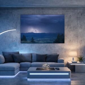 Alpengewitter Das Wandbild Alpengewitter im 3:2 Format als kontrastreicher und atmosphärischer Blickfang an der Wand eines modern eingerichteten Wohnzimmers.