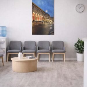 Am Max Joseph Platz Das Wandbild Am Max-Joseph-Platz im 3:2 Format verleiht einem ärztlichen Wartezimmer durch seine warme Beleuchtung eine beruhigende Eleganz.