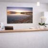 Das Wandbild Ammersee abends im 3:2 Format als beruhigender und stilvoller Blickfang im Empfangsbereich einer modern gestalteten Arztpraxis.